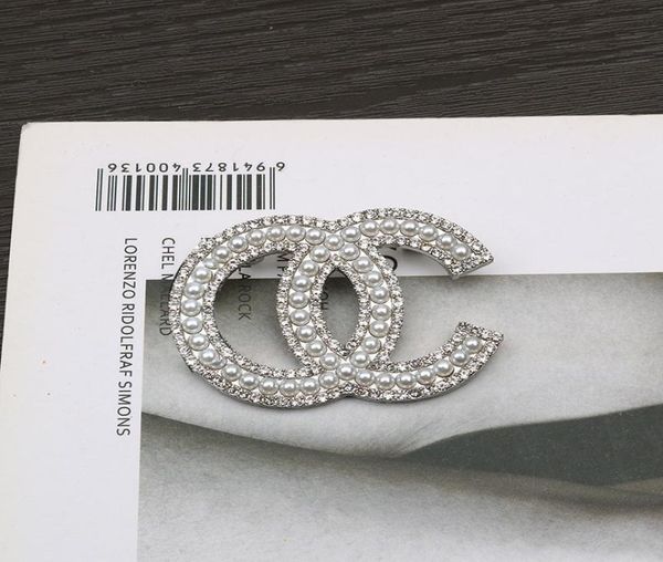 luxury women designer brand double letter brooches 18k gold plated inlay white crystal rhinestone scarf jewelry brooch pearl pin c7147761, Gray
luxury women designer brand double letter brooches 18k gold plated inlay white crystal rhinestone scarf jewelry brooch pearl pin c7147761, Gray