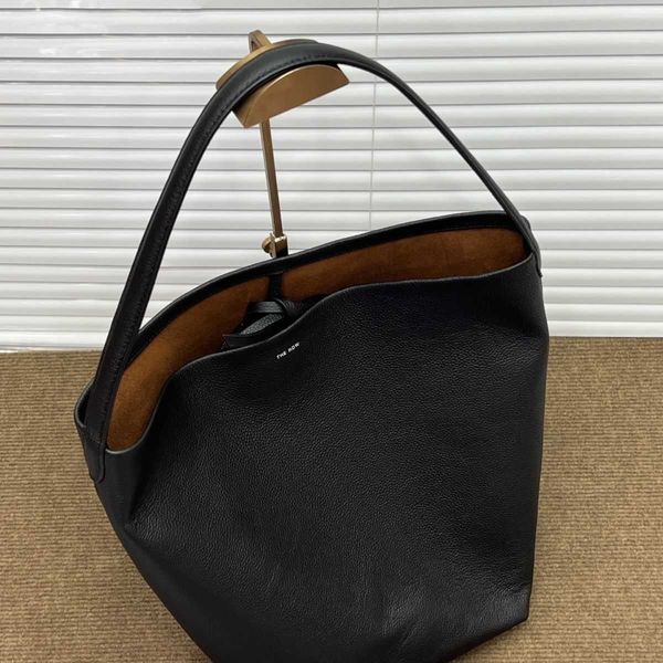 designer bagthe row bag leather large capacity one shoulder bucket bag large tote bag fashion leisure commuter bag female
designer bagthe row bag leather large capacity one shoulder bucket bag large tote bag fashion leisure commuter bag female
