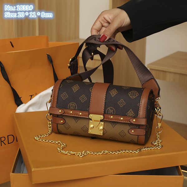 Street tide ladies shoulder bags with 2 colors belt decoration fashion chain bag flip printed leather coin purse street fashion gold buckle handbag, Brown
Street tide ladies shoulder bags with 2 colors belt decoration fashion chain bag flip printed leather coin purse street fashion gold buckle handbag, Brown