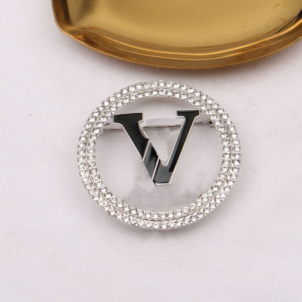 luxury brand designer letter pins brooches women gold silver crysatl pearl rhinestone cape buckle brooch suit pin wedding party jewerlry acc, Gray
luxury brand designer letter pins brooches women gold silver crysatl pearl rhinestone cape buckle brooch suit pin wedding party jewerlry acc, Gray