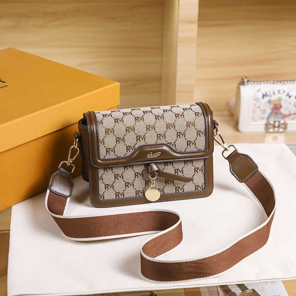 bag 2023 new autumn and winter fashion messenger bag small square bag fashion ins versatile shoulder bag women's bag
bag 2023 new autumn and winter fashion messenger bag small square bag fashion ins versatile shoulder bag women's bag