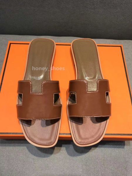 2023 famous brand beach slippers classic flat heel summer designer fashion flops leather lady slides women shoes l bath ladies sandals large
2023 famous brand beach slippers classic flat heel summer designer fashion flops leather lady slides women shoes l bath ladies sandals large