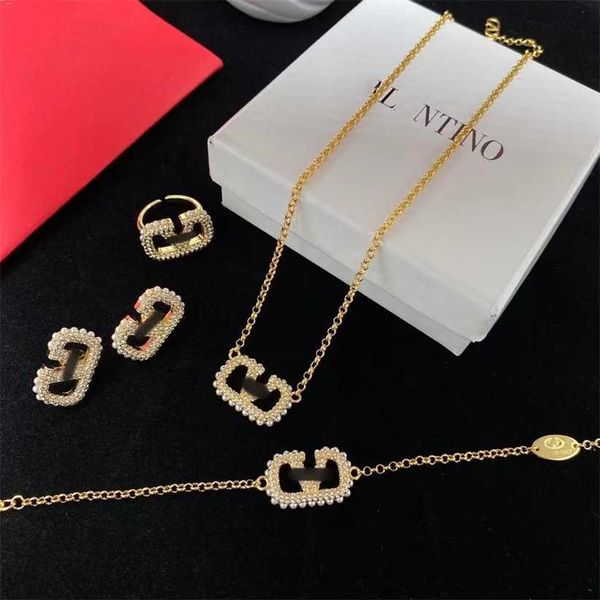 2023 designer new huaxx tianjia large v letter full diamond brass material simple advanced everyday versatile necklace bracelet set, Gray
2023 designer new huaxx tianjia large v letter full diamond brass material simple advanced everyday versatile necklace bracelet set, Gray
