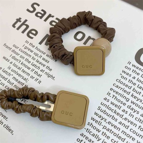 2023 designer new jewelry french fashion leather hairpin letter metal baking paint fold bangs broken hair edge clip headdress female, Golden;silver
2023 designer new jewelry french fashion leather hairpin letter metal baking paint fold bangs broken hair edge clip headdress female, Golden;silver