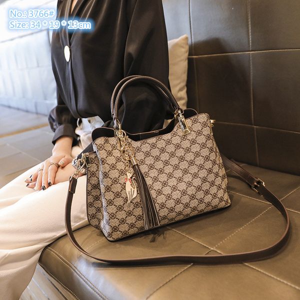 factory wholesale ladies shoulder bags 2 colors, large capacity, multi-layered fashion handbag classic gray printed retro tote bag tassels e
factory wholesale ladies shoulder bags 2 colors, large capacity, multi-layered fashion handbag classic gray printed retro tote bag tassels e