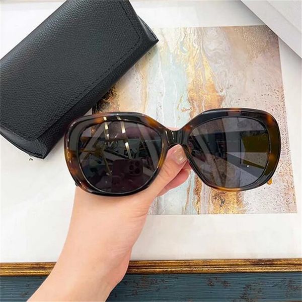 designer womens oval frame cool sunglasses 40226 hip-hop classic retro oculos de sol sunglasses with triomphe logo on the leg with original, White;black
designer womens oval frame cool sunglasses 40226 hip-hop classic retro oculos de sol sunglasses with triomphe logo on the leg with original, White;black