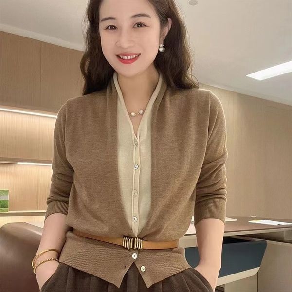 women's knits tees european 2023 autumn standing collar matching color fake twopiece set of singlebreasted temperament feminine knit ja, White
women's knits tees european 2023 autumn standing collar matching color fake twopiece set of singlebreasted temperament feminine knit ja, White