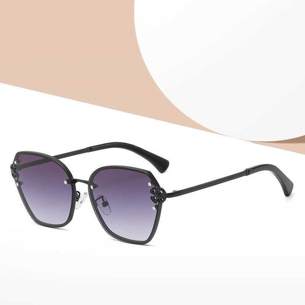 metal frame chrysanthemum double diamond 2022 new fashion small fragrance trend sunglasses, White;black
metal frame chrysanthemum double diamond 2022 new fashion small fragrance trend sunglasses, White;black