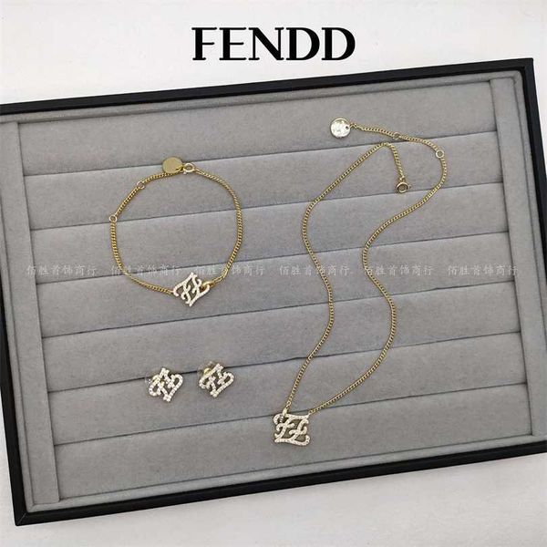 2023 designer 2022 new fenjia square pendant bracelet necklace female korean style diamond letter ear stud set, Golden
2023 designer 2022 new fenjia square pendant bracelet necklace female korean style diamond letter ear stud set, Golden