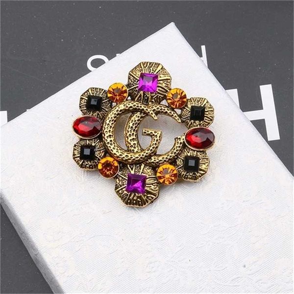2023 designer new fashion jewelry simple crystal brooch with label brooch, Gray
2023 designer new fashion jewelry simple crystal brooch with label brooch, Gray