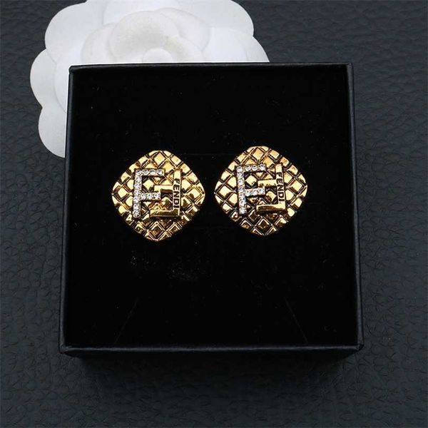 2023 designer new small xiangfeng advanced sense letter net red versatile earrings, Black
2023 designer new small xiangfeng advanced sense letter net red versatile earrings, Black