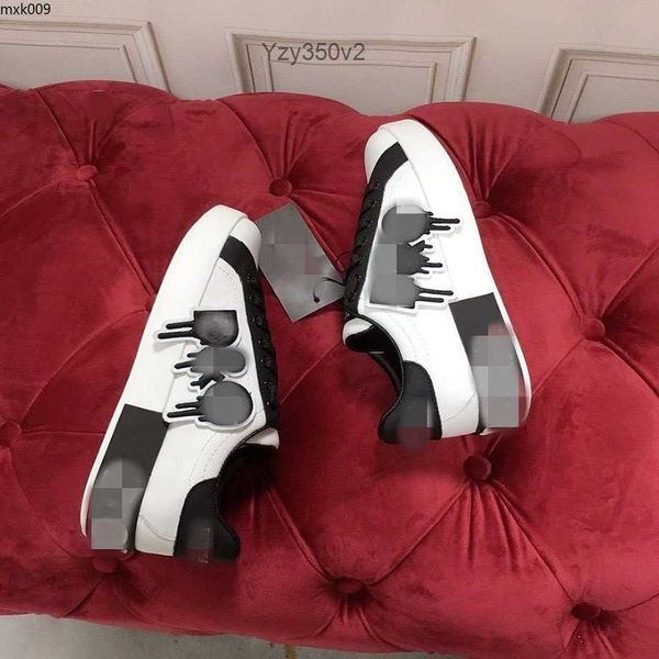 2023 luxury designer highquality fashion comfortable sports casual shoes triple leather classic stitching outdoor lace-up retro style size35
2023 luxury designer highquality fashion comfortable sports casual shoes triple leather classic stitching outdoor lace-up retro style size35