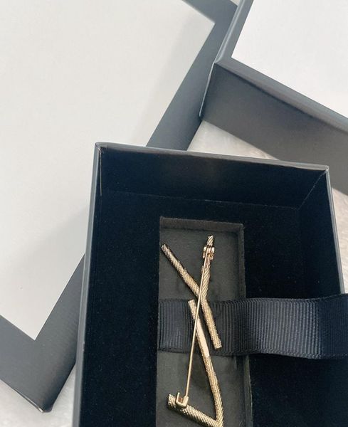 luxury women designer brooches men jewelry brooch gold sliver crystal rhinestone charm pearl pin party gift accessorie y box nice8478640, Gray
luxury women designer brooches men jewelry brooch gold sliver crystal rhinestone charm pearl pin party gift accessorie y box nice8478640, Gray