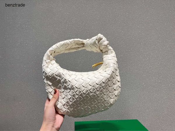 bottegs venets jodie commuter handbag 2022 new mini woven knot cow horn dumplings cloud bag handbag one shoulder underarm girl
bottegs venets jodie commuter handbag 2022 new mini woven knot cow horn dumplings cloud bag handbag one shoulder underarm girl