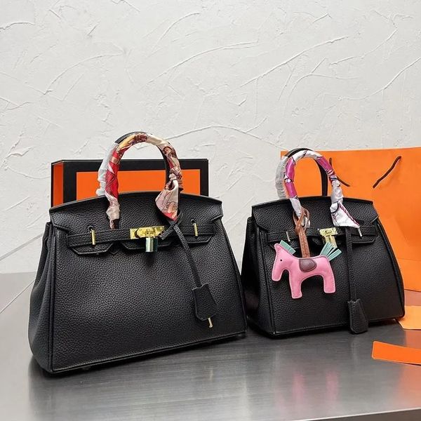 30cm/25cm brand designer tote shopping bag women luxuriou shoulder bags handbags simple leather satchel large capacity totes purses with loc
30cm/25cm brand designer tote shopping bag women luxuriou shoulder bags handbags simple leather satchel large capacity totes purses with loc
