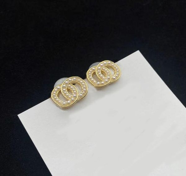 2022 new stud earrings fashion luxury brand designer simple classic pearl inlaid earrings wedding party christmas excellent qualit1092722, Golden;silver
2022 new stud earrings fashion luxury brand designer simple classic pearl inlaid earrings wedding party christmas excellent qualit1092722, Golden;silver