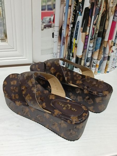 2023 womens thong sandals platform wedge slippers women girls flip flops designer monograms mules slider brown old flower dress shoes plus s, Black
2023 womens thong sandals platform wedge slippers women girls flip flops designer monograms mules slider brown old flower dress shoes plus s, Black