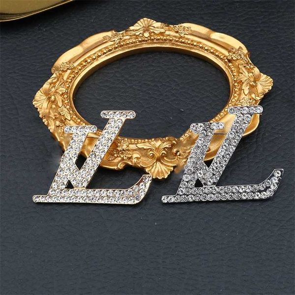 2023 designer v new fashion electroplated gold silver inlaid rhinestone letter brooch
2023 designer v new fashion electroplated gold silver inlaid rhinestone letter brooch