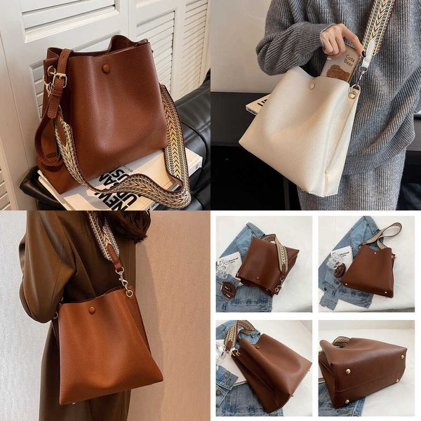 women's bucket bag leather shoulder bag luxury designer wide strap ladies crossbody bag for female fashion tote handbag 230308
women's bucket bag leather shoulder bag luxury designer wide strap ladies crossbody bag for female fashion tote handbag 230308