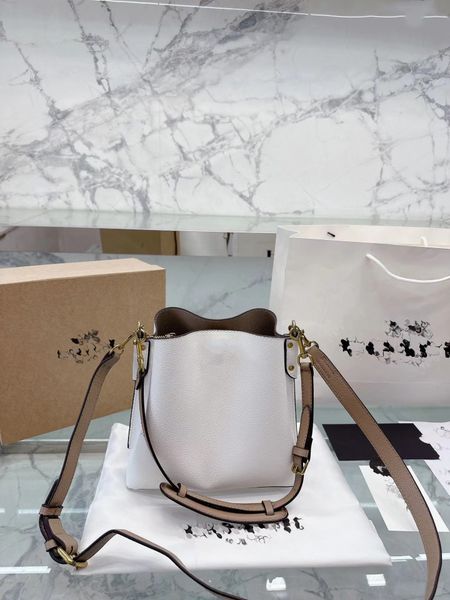 classic bucket bag women's shoulder bag handbag luxury bag one shoulder size is moderate for proper storage of daily necessities
classic bucket bag women's shoulder bag handbag luxury bag one shoulder size is moderate for proper storage of daily necessities