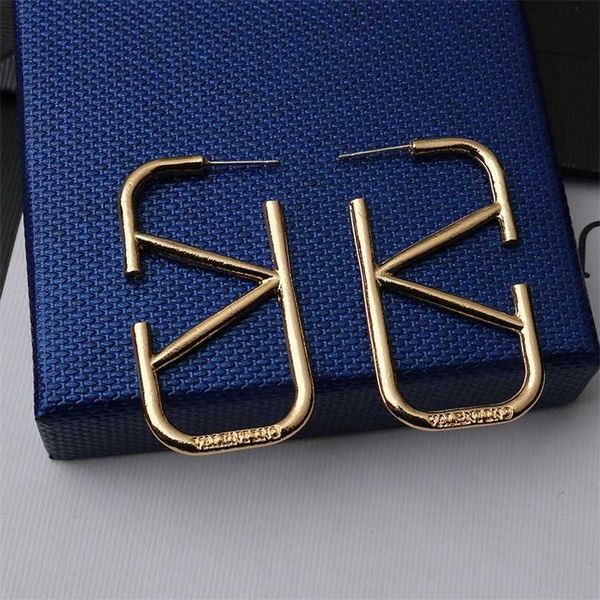 2023 designer new v-shaped fashion personalized temperament versatile silver needle allergy resistant earrings, Golden
2023 designer new v-shaped fashion personalized temperament versatile silver needle allergy resistant earrings, Golden