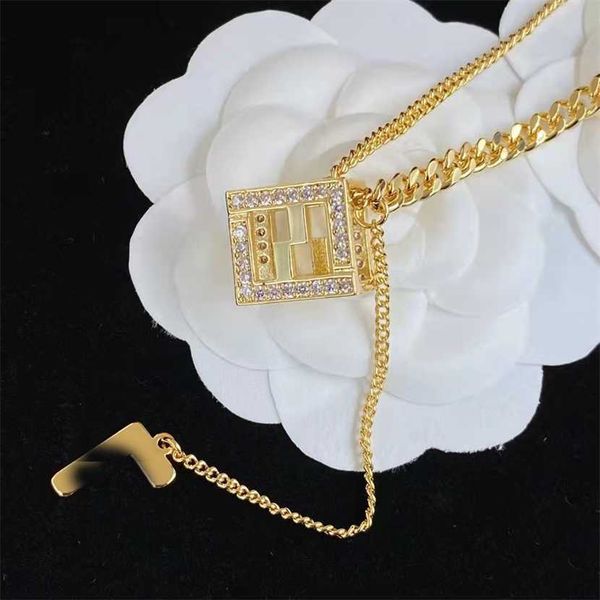 2023 designer new fenjia dice f letter water diamond twisted sheet simple brass clavicle sweater chain necklace, Black
2023 designer new fenjia dice f letter water diamond twisted sheet simple brass clavicle sweater chain necklace, Black