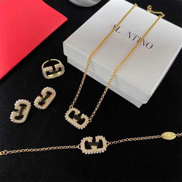 2023 designer new huaxx tianjia large v letter full diamond brass material simple advanced everyday versatile necklace bracelet set, Gray
2023 designer new huaxx tianjia large v letter full diamond brass material simple advanced everyday versatile necklace bracelet set, Gray