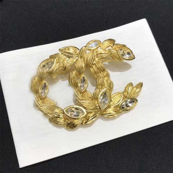 2023 designer new small fragrant wind double palace luxury wheat ear inlaid with large rhinestone letter c gold fashion brooch, Silver
2023 designer new small fragrant wind double palace luxury wheat ear inlaid with large rhinestone letter c gold fashion brooch, Silver