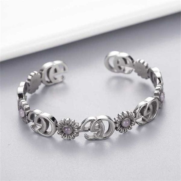 2023 designer new jewelry double pink bracelet ring and the same flower ben pattern hair ornament, Silver
2023 designer new jewelry double pink bracelet ring and the same flower ben pattern hair ornament, Silver