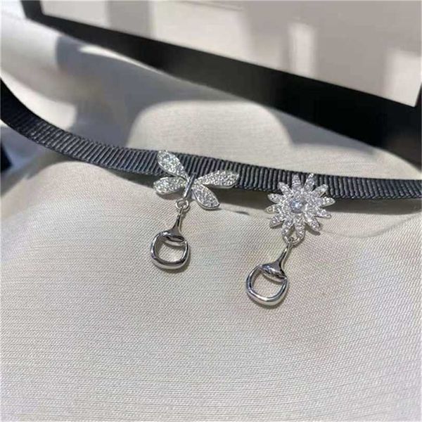 2023 designer new fashion jewelry 925 silver diamond butterfly daisy asymmetric earrings female valentine's day gift, Golden
2023 designer new fashion jewelry 925 silver diamond butterfly daisy asymmetric earrings female valentine's day gift, Golden
