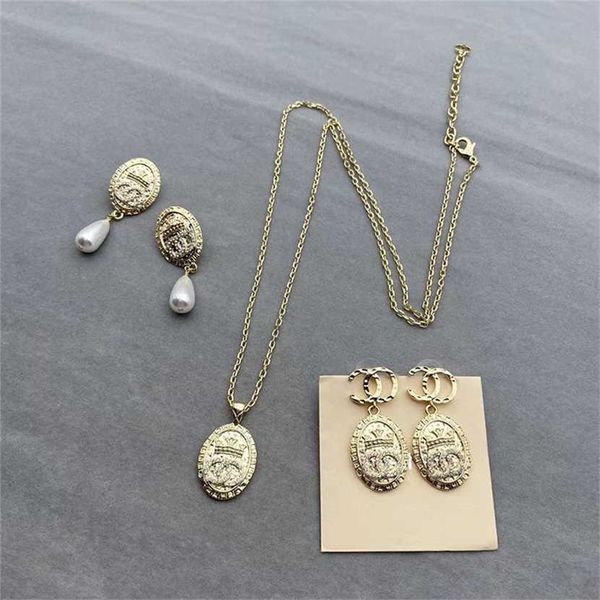 2023 designer new xiaoxiangfeng classic c family double gold crown chain rhinestone pearl earrings 925 silver needle, Black
2023 designer new xiaoxiangfeng classic c family double gold crown chain rhinestone pearl earrings 925 silver needle, Black