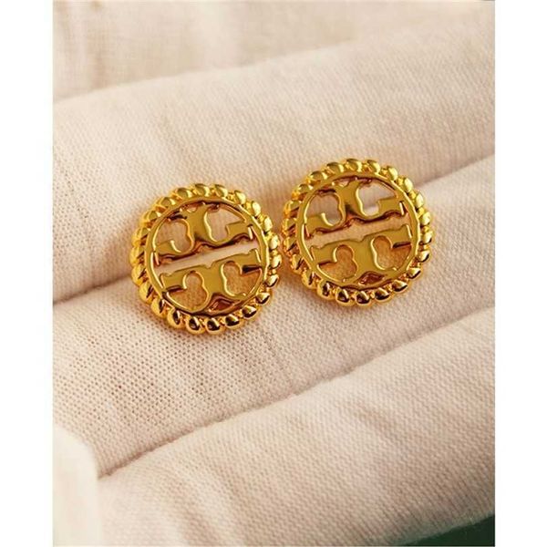 2023 designer new fashion jewelry brass plated real family round hollow small medieval double silver needle female, Golden
2023 designer new fashion jewelry brass plated real family round hollow small medieval double silver needle female, Golden