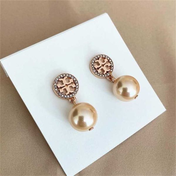 2023 designer new fashion jewelry round hollow double super flash pearl women's light luxury texture, Golden
2023 designer new fashion jewelry round hollow double super flash pearl women's light luxury texture, Golden