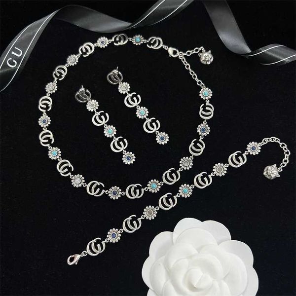 2023 designer new turquoise necklace double g small daisy bracelet tassel earrings silver
2023 designer new turquoise necklace double g small daisy bracelet tassel earrings silver