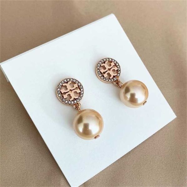 2023 designer new fashion jewelry round hollow double super flash pearl women's light luxury texture, Golden
2023 designer new fashion jewelry round hollow double super flash pearl women's light luxury texture, Golden