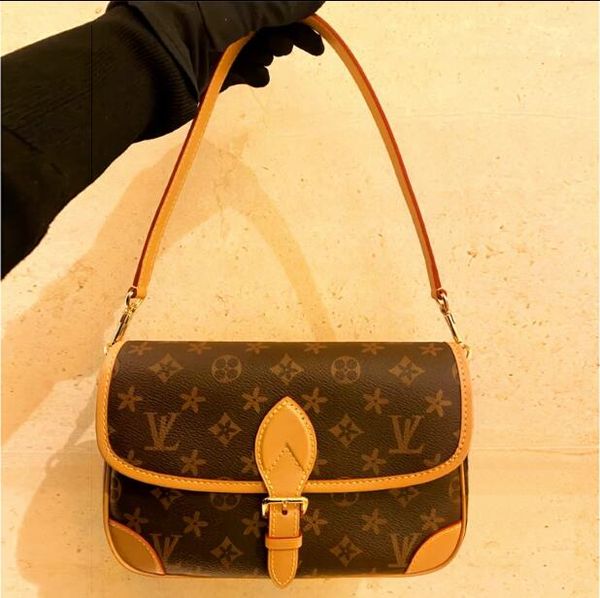 old flower baguette genuine leather small square bag wide shoulder strap single shoulder crossbody underarm bag classic messenger bag tote b
old flower baguette genuine leather small square bag wide shoulder strap single shoulder crossbody underarm bag classic messenger bag tote b