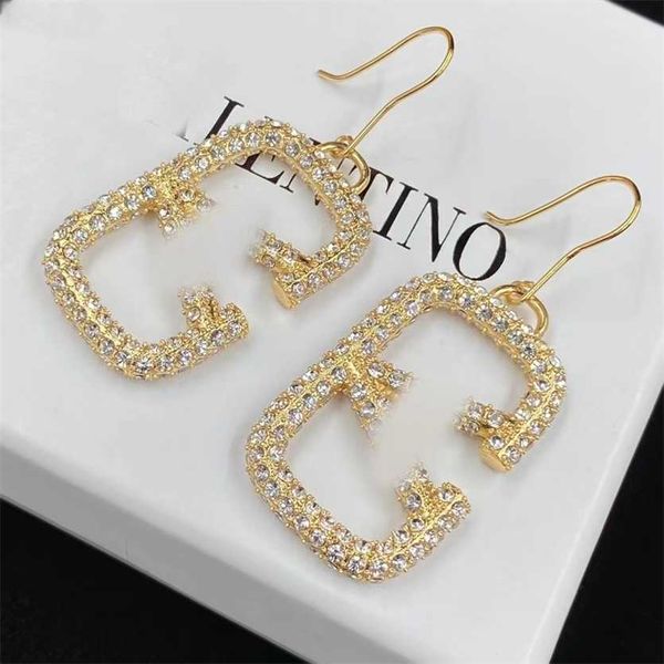 2023 designer huaxx tianjia new square inlaid water diamond large v letter brass material elegant temperament ladies daily earrings, Golden
2023 designer huaxx tianjia new square inlaid water diamond large v letter brass material elegant temperament ladies daily earrings, Golden