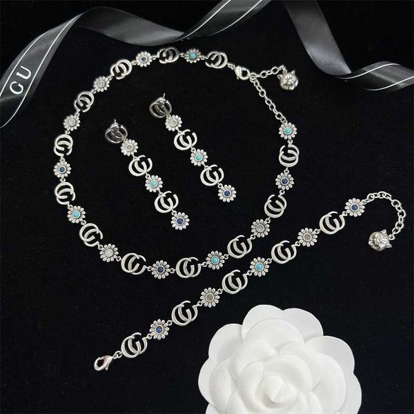2023 designer new turquoise necklace double g small daisy bracelet tassel earrings silver
2023 designer new turquoise necklace double g small daisy bracelet tassel earrings silver