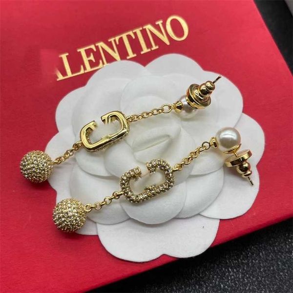 2023 designer huaxx tianjia new full diamond pearl v-letter brass material temperament modification face long earrings female, Golden
2023 designer huaxx tianjia new full diamond pearl v-letter brass material temperament modification face long earrings female, Golden