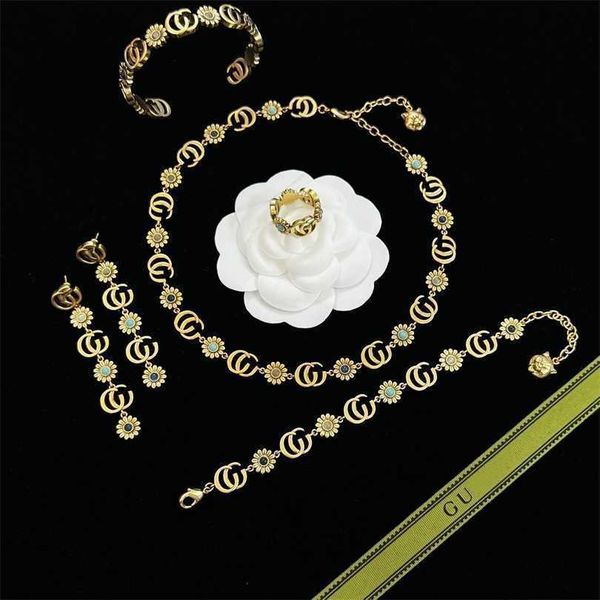 2023 designer new gujia/gjia new turquoise necklace double g small daisy earring ring open bracelet, Silver
2023 designer new gujia/gjia new turquoise necklace double g small daisy earring ring open bracelet, Silver