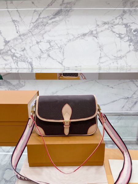 old flower baguette genuine leather small square bag wide shoulder strap single crossbody underarm bag classic messenger bag tote bag design
old flower baguette genuine leather small square bag wide shoulder strap single crossbody underarm bag classic messenger bag tote bag design