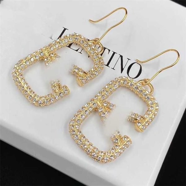 2023 designer huaxx tianjia new square inlaid water diamond large v letter brass material elegant temperament ladies daily earrings, Golden
2023 designer huaxx tianjia new square inlaid water diamond large v letter brass material elegant temperament ladies daily earrings, Golden