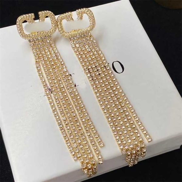 2023 designer 2023 huax tianjia new v letter rhinestone tassel brass material simple and versatile earrings, Golden
2023 designer 2023 huax tianjia new v letter rhinestone tassel brass material simple and versatile earrings, Golden