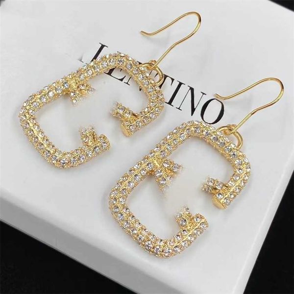 2023 designer huaxx tianjia new square inlaid water diamond large v letter brass material elegant temperament ladies daily earrings, Golden
2023 designer huaxx tianjia new square inlaid water diamond large v letter brass material elegant temperament ladies daily earrings, Golden