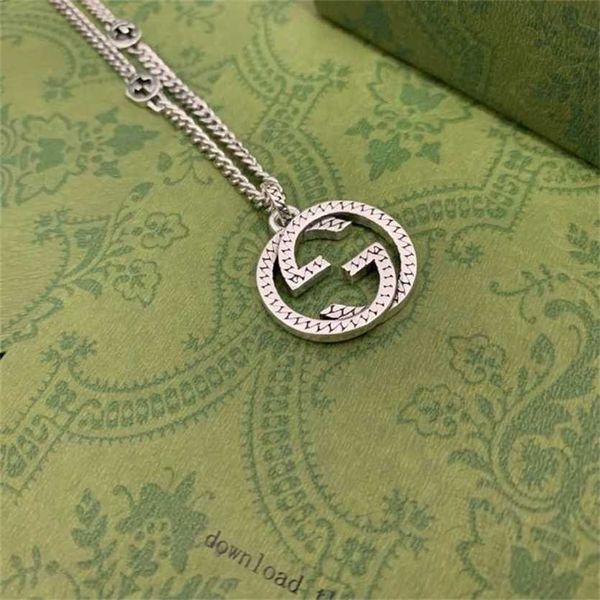 2023 designer new jewelry silver fashion interlocking woven pattern pendant with flat chain letter necklace
2023 designer new jewelry silver fashion interlocking woven pattern pendant with flat chain letter necklace