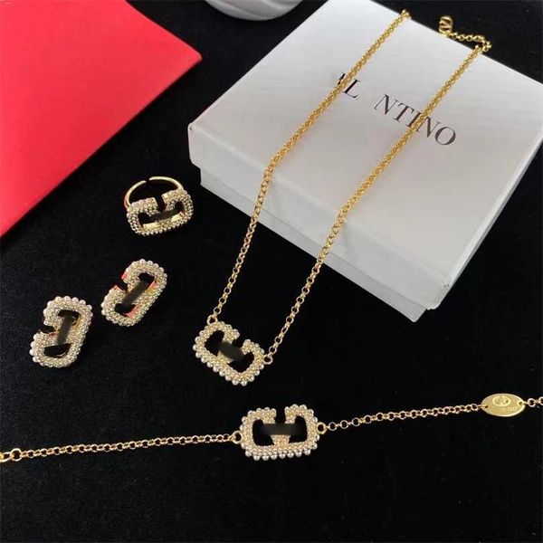 2023 designer new huaxx tianjia large v letter full diamond brass material simple advanced everyday versatile necklace bracelet set, Gray
2023 designer new huaxx tianjia large v letter full diamond brass material simple advanced everyday versatile necklace bracelet set, Gray