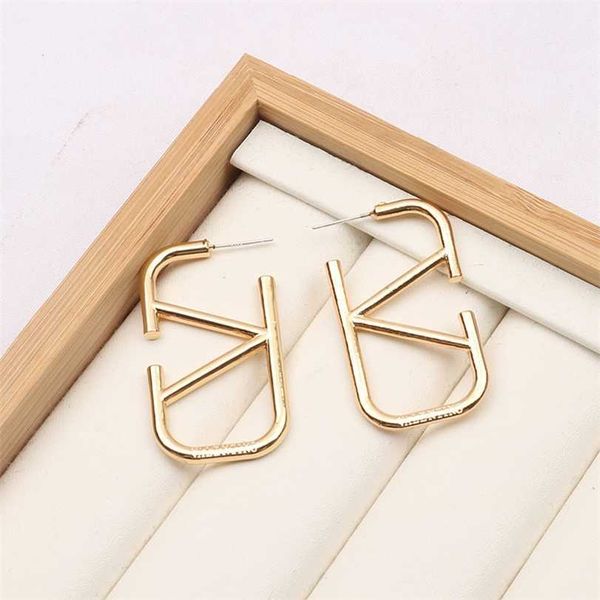 2023 designer new fashion personality letter v family earrings women ride the wind and waves simple temperament fashion design sense of earr, Golden
2023 designer new fashion personality letter v family earrings women ride the wind and waves simple temperament fashion design sense of earr, Golden