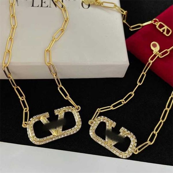 2023 designer huaxx tianjia new v-letter rhinestone brass material simple and versatile necklace bracelet set, Black
2023 designer huaxx tianjia new v-letter rhinestone brass material simple and versatile necklace bracelet set, Black