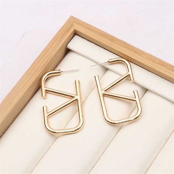 2023 designer new fashion personality letter v family earrings women ride the wind and waves simple temperament fashion design sense of earr, Golden
2023 designer new fashion personality letter v family earrings women ride the wind and waves simple temperament fashion design sense of earr, Golden