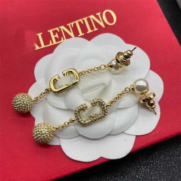 2023 designer huaxx tianjia new full diamond pearl v-letter brass material temperament modification face long earrings female, Golden
2023 designer huaxx tianjia new full diamond pearl v-letter brass material temperament modification face long earrings female, Golden